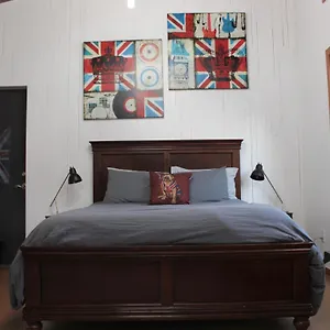 Private Bright Modern Studio! Queen Bed ! Apartment