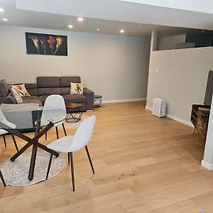 Lovely 1 Bedroom Near Town Apartment